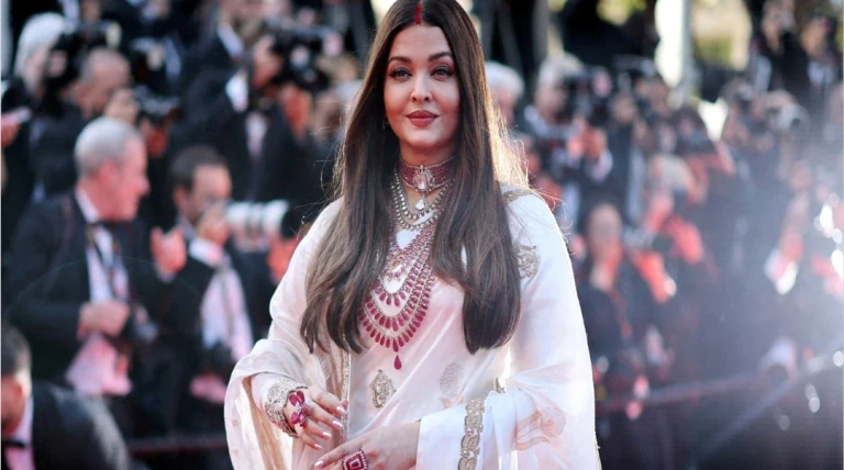 પેરિસ ફેશન વીકમાં ઐશ્વર્યા રાયનો દબદબો: ભારતીય સૌંદર્ય, સંસ્કાર અને નમસ્તે સાથે વૈશ્વિક મંચ પર છવાઈ