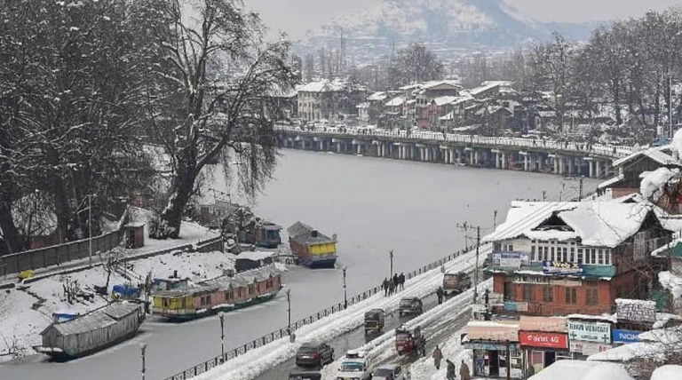 કાશ્મીરમાં પારો ફરી ‘0’થી નીચે, શોપિયાં -5.9° સાથે સૌથી ઠંડુ; ઉત્તર–દક્ષિણ ભારતમાં અતિશય ઠંડી અને પ્રદૂષણનું પ્રકોપ