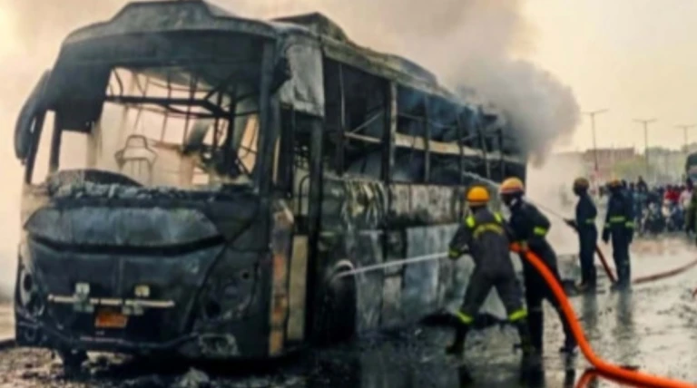 ડબલ-ડેકર બસમાં આગની ઘટના: 30 મુસાફરોનો ચમત્કારીક બચાવ — કાનપુરમાં ભયાનક દૃશ્ય, પોલીસની બહાદુરી