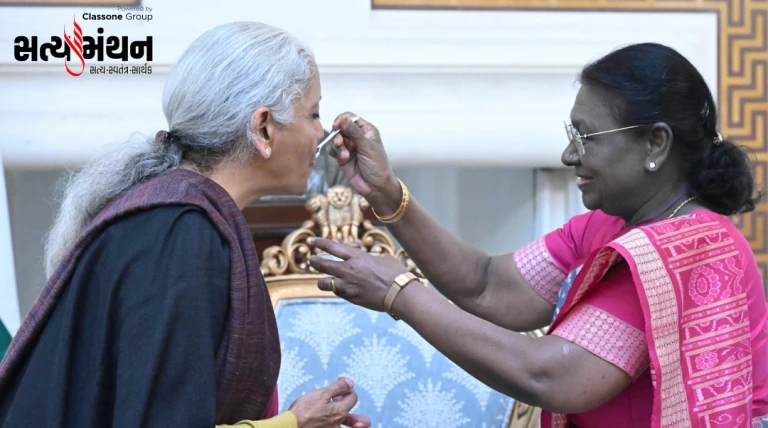 બજેટ પહેલા પરંપરાનો શુકન: રાષ્ટ્રપતિ દ્રૌપદી મુર્મુએ વિત્તમંત્રી નિર્મલા સીતારામનને દહીં-ખાંડ આપી શુભેચ્છા પાઠવી