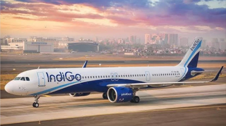 અમદાવાદ એરપોર્ટ પર મહાઅવ્યવસ્થા: ઇન્ડિગો ફ્લાઇટ્સમાં વિલંબથી 500થી વધુ મુસાફરો ફસાયા, કાઉન્ટર પર અંધાધૂંધી