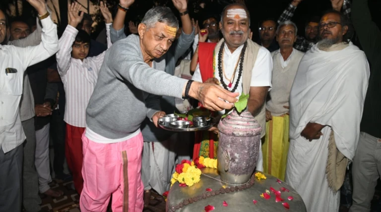 ઘેલા સોમનાથ દાદાના આશીર્વાદ સાથે જનકલ્યાણ શિવવંદના પદયાત્રાનો પ્રારંભ, સોમનાથ તરફ મંત્રી કુંવરજીભાઈ બાવળીયાનું પ્રયાણ થયું