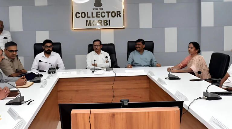 મોરબીમાં રોડ સમારકામ સમયસર પૂર્ણ કરવાની તાકીદ: પ્રભારી મંત્રી ત્રિકમ છાંગાની ઉચ્ચ અધિકારીઓ સાથે સમીક્ષા બેઠક