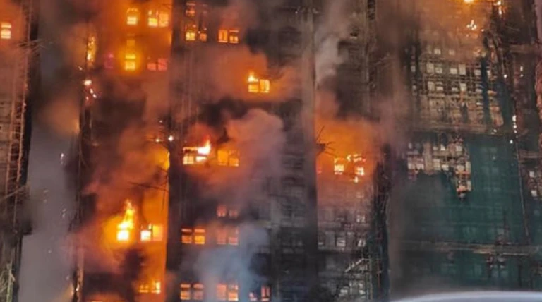 હોંગકોંગમાં 8 દાયકાનો સૌથી ભીષણ અગ્નિકાંડ: 8 ઇમારતો ભસ્મીભૂત, મૃત્યુઆંક પહોંચ્યો 128 પર