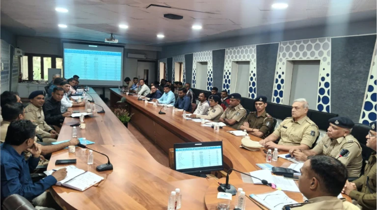 રાજકોટ શહેરમાં માર્ગ સલામતી બેઠક: ટ્રાફિક નિયમો, બ્લેક ફિલ્મ, હાઇવે જવાબદારી અને સ્કૂલ કેમ્પસ સુચના