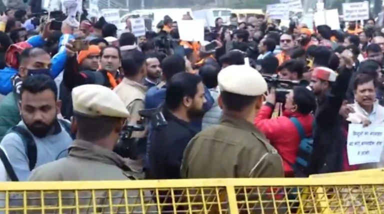 બાંગ્લાદેશમાં હિન્દુ યુવકની હત્યા મામલે ભારતમાં આક્રોશ, બાંગ્લાદેશ હાઈકમિશન સામે VHPનું હલ્લાબોલ