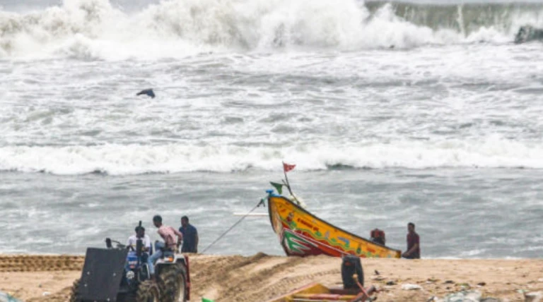 દિતવાહ વાવાઝોડાએ શ્રીલંકામાં વિનાશ વેર્યો, 56ના મોત, 20થી વધુ ગુમ; ભારતમાં અતિભારે વરસાદની આગાહી