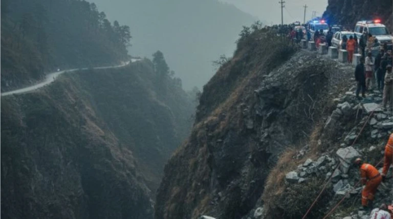 ઉત્તરાખંડમાં કરુણ ઘટના: લગ્નમાંથી પાછા આવતા જાનૈયાઓની કાર ખીણમાં ખાબકી, 5ના મોત