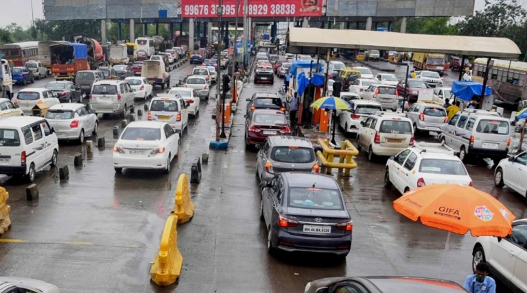 બિસ્માર હાઈવે વચ્ચે ગુજરાતમાં 8702 કરોડ ટોલટેક્સ વસૂલાત, નિર્માણ ખર્ચથી પણ વધુ રકમ ઉઘરાઈ રહી હોવાનો ખુલાસો