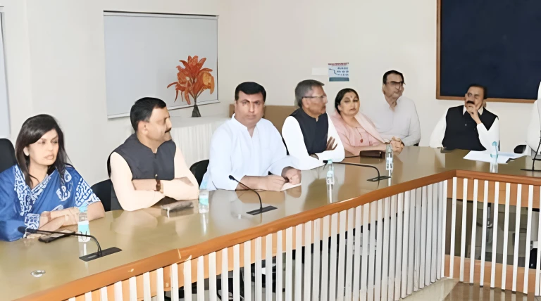 રાજકોટ–જેતપુર હાઇવેના કામો ઝડપથી પૂર્ણ કરવા કેન્દ્રીય મંત્રી ડો. માંડવીયાનું તાકીદનું સૂચન