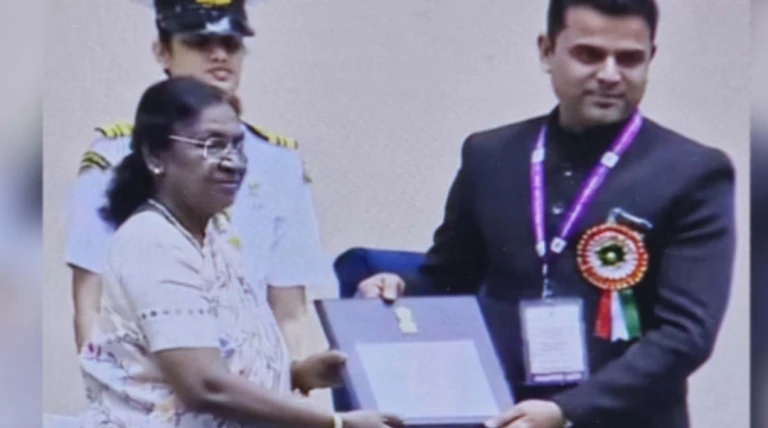 દિવ્યાંગ કલ્યાણમાં ઉત્તમ કામગીરી બદલ રાજકોટના કલેકટર ડો. ઓમપ્રકાશનું રાષ્ટ્રપતિના હસ્તે સન્માન