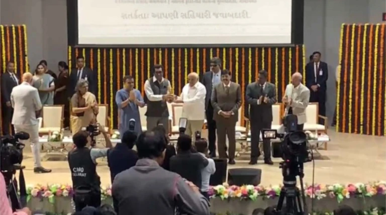 દશ વર્ષના ઉત્કૃષ્ટ કાર્ય માટે જિલ્લા સરકારી વકીલ એસ. કે. વોરાને મુખ્યમંત્રી-નાયબ મુખ્યમંત્રીઓ દ્વારા સન્માન