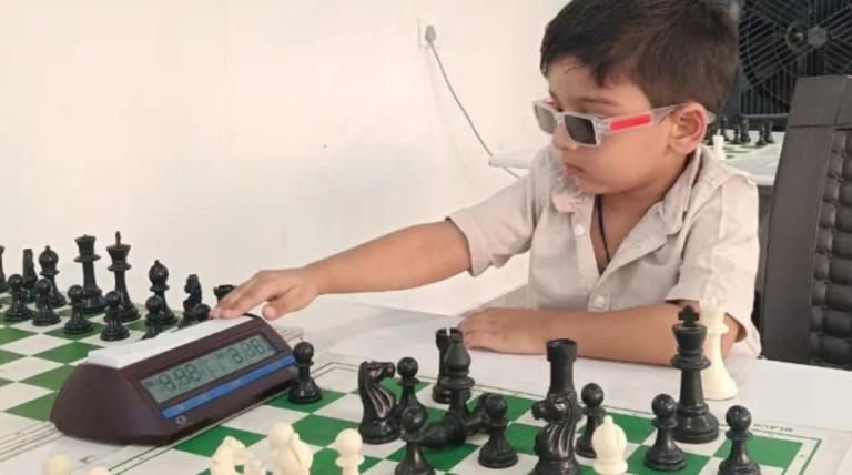 ભારતનો નવો ચેસ સ્ટાર સરવજ્ઞ: 3.7 વર્ષની ઉંમરે દુનિયાનો સૌથી નાનો રેપિડ રેટેડ ખેલાડી બન્યો
