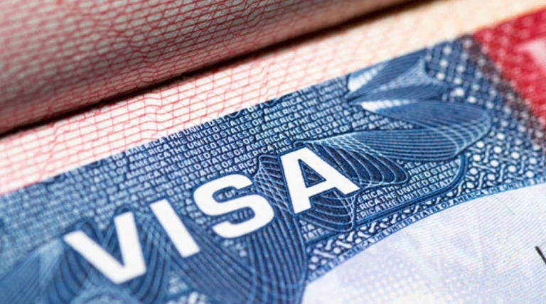 ટ્રમ્પની H-1B વિઝા પર લાદેલી આકરી ફીથી ભારતીય આઈટી ઉદ્યોગ કેમ ચિંતિત?