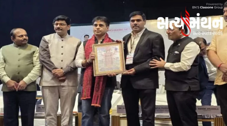 સુરતમાં આરોગ્ય મંત્રીની હાજરીમાં જ 'બોગસ ડોક્ટર'ને આપી દેવાયો એવોર્ડ!